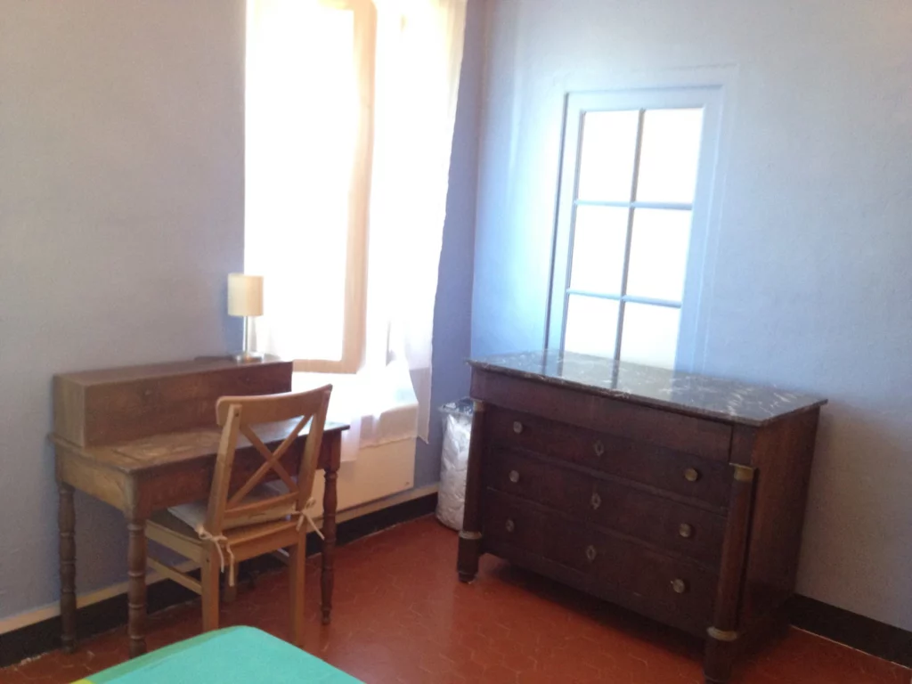 Chambre bleue : bureau et commode