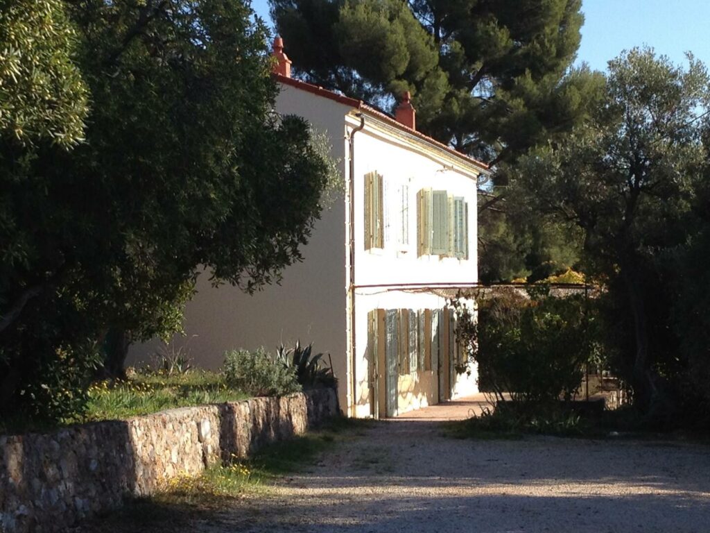Maison dans la lumière du matin