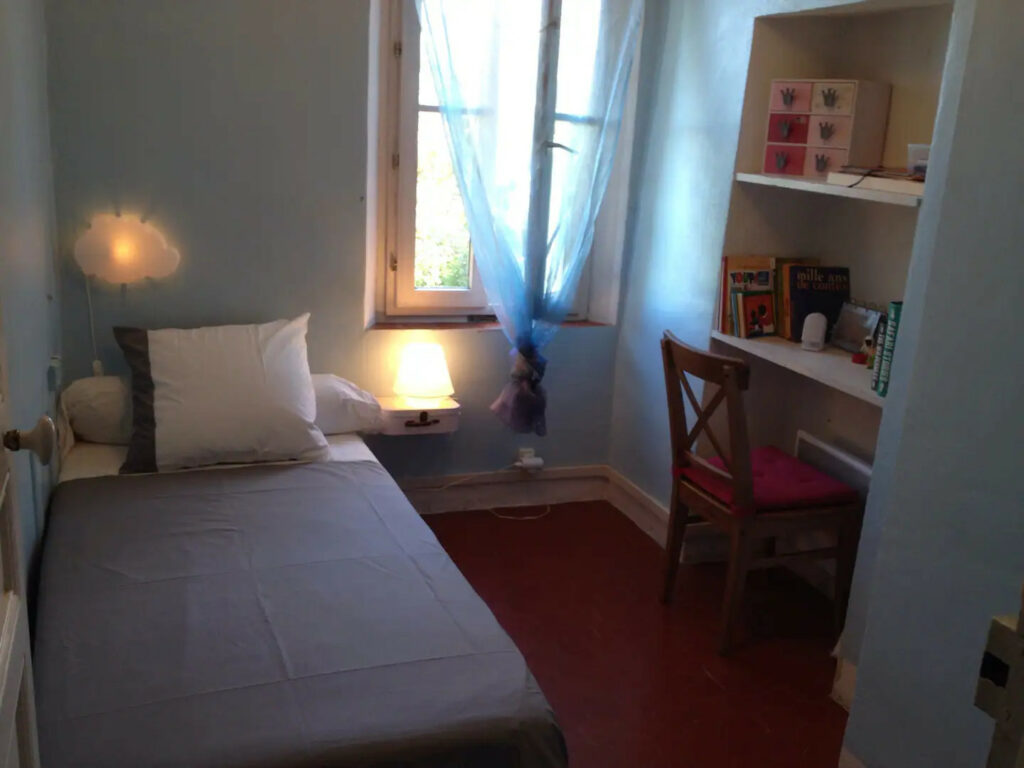 Petite chambre pour rêver et voyager