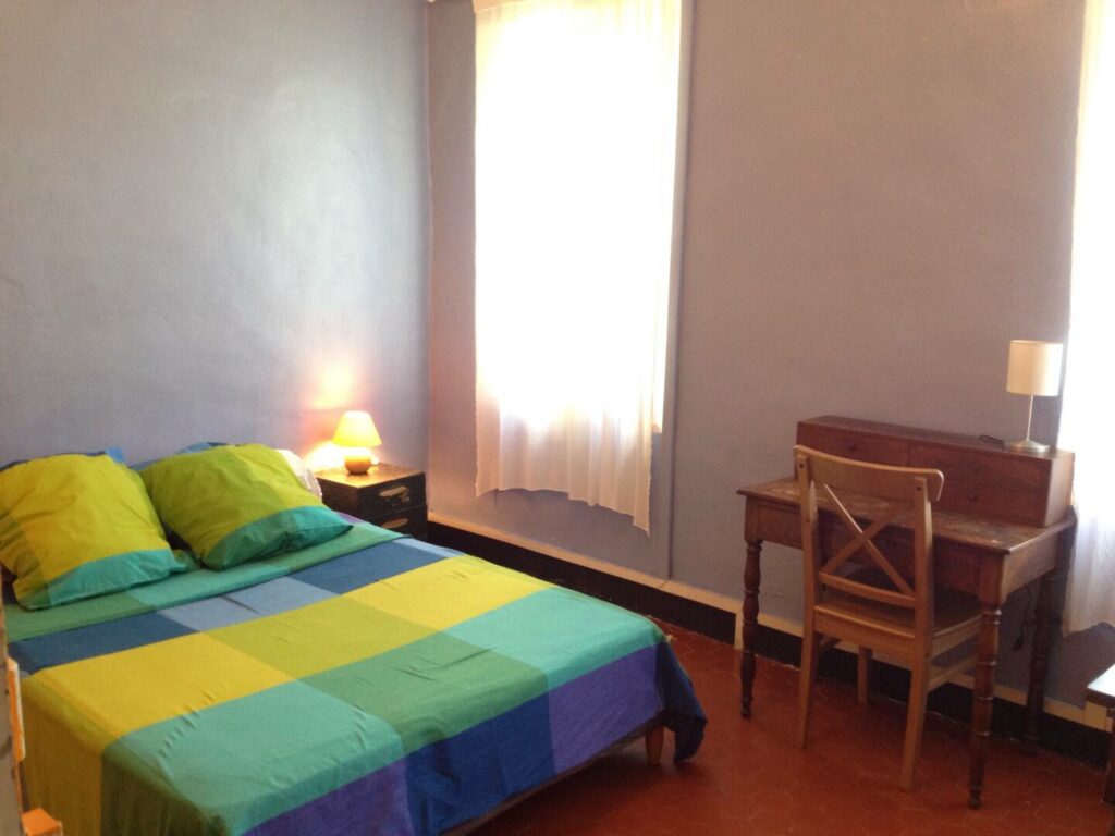 Chambre bleue, lit et bureau