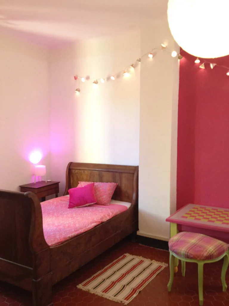 Chambre rose et guirlandes