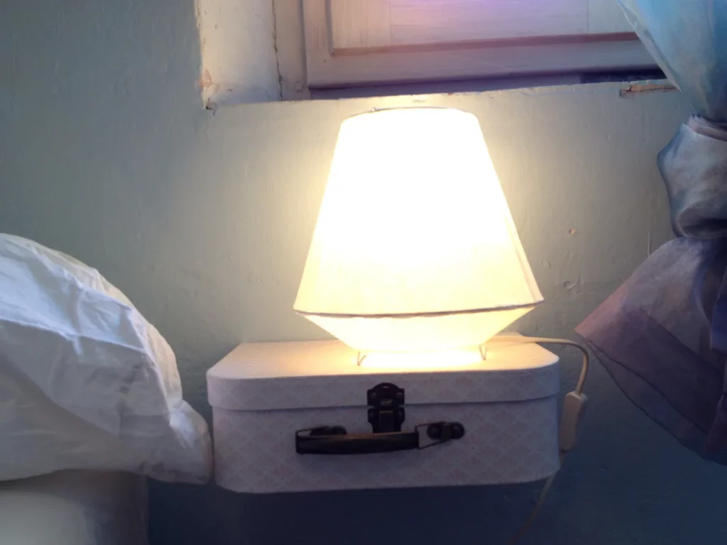 Petite chambre : chevet pour voyager