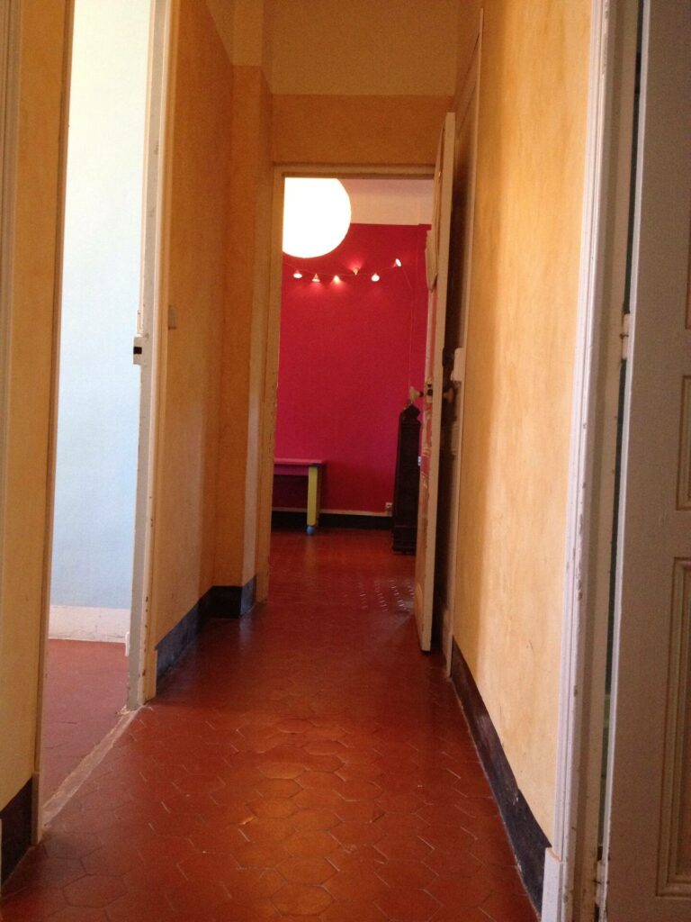 Couloir vers la chambre rose